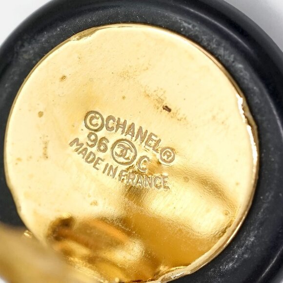 CHANEL CC Logos Black Round White Shell Motif Earrings Gold Tone 96C Auth #24031 - Picture 5 of 5